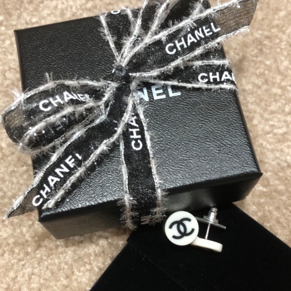 CHANEL Earrings - Picture 6 of 11